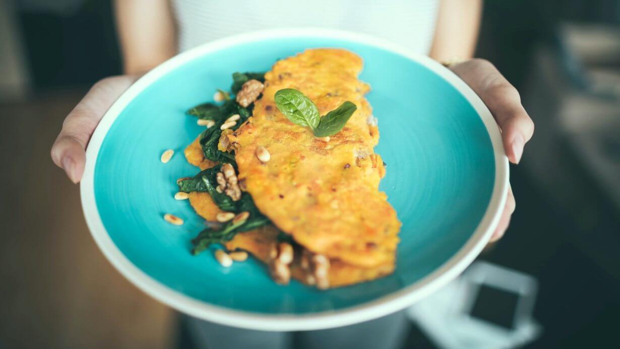omlet-obrok-dorucak-pre-treninga-u-plavom-tanjiru